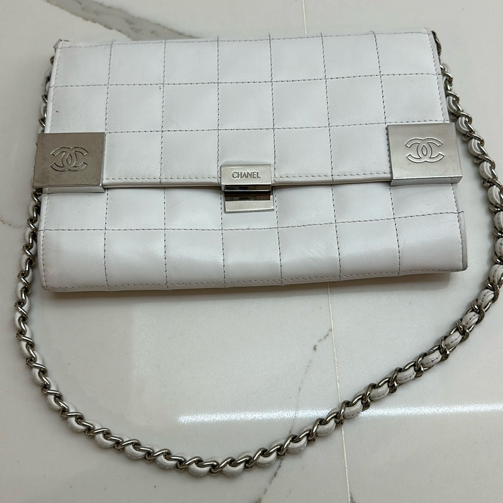 Preloved Chanel White Patent Leather Chocolate Bar Clutch On Chain.